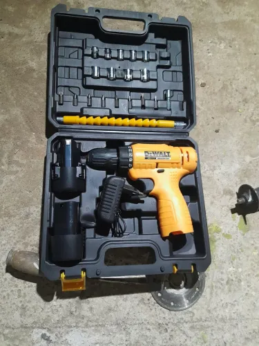 Vendo uma parafusadeira a bateria dwalt 