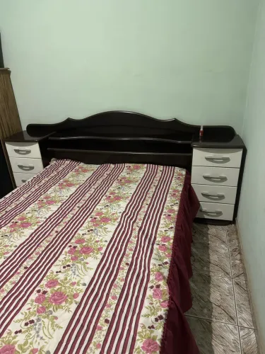 Cama com mesas de cabeceira