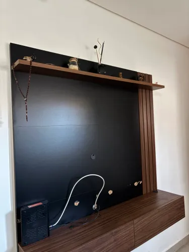 Painel para TV até 65? Juriti Noce Milano e Preto com 2 Portas