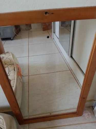 Espelho com moldura de madeira