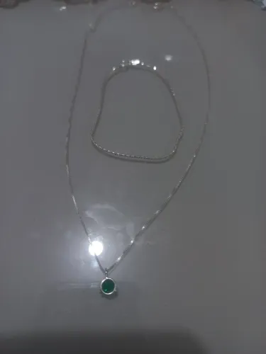 correntinha de prata e um colar de prata 