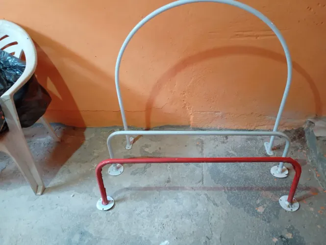 2 cabideiros de parede e 1 trocador para loja
