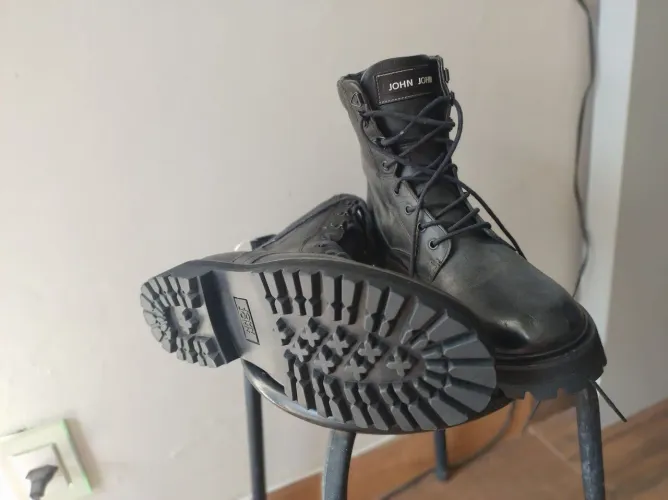 Bota coturno jonhjonh preto novo