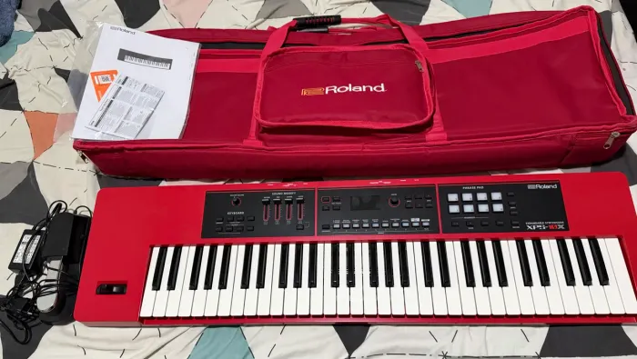 TECLADO ROLAND XPS - 10X (NUNCA FOI USADO E ACOMPANHA ACESSÓRIOS EXCLUSIVOS)