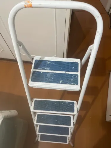 Escada 5 degraus FERRO dobrável parede reforçada reta branco