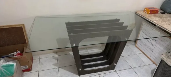 Mesa de jantar de vidro e base de MDF