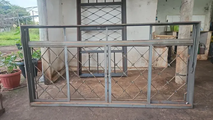 Veneziana antiga com detalhes de ferrugem