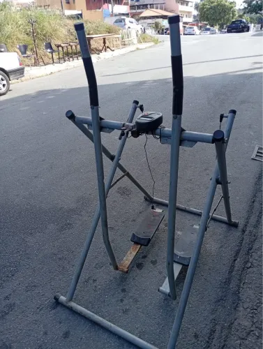 Simulador de caminhada. Possui visor, cabos possui regulagens, corrosão na pedaleira