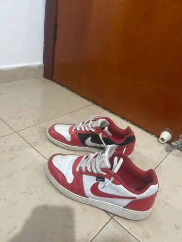 Tênis da Nike em uma boa condição branco,vermelho e preto tamanho 40