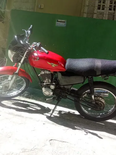 Lifan 125 com documento em mãos 