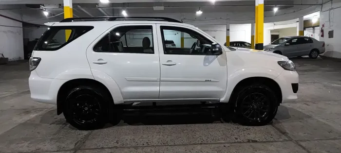 Toyota Hilux SW4 SR 4X2 2.7/2.7 Flex 16V Mec. 2013