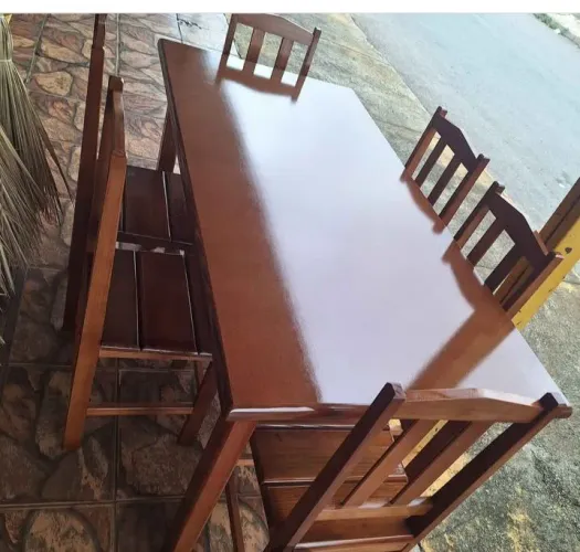 Mesa 6 cadeiras novas de madeira faço entrega 1400.. entrega a combinar