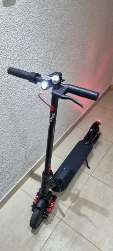 Patinete eletrica com suspensão dianteira.