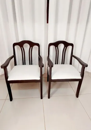 Poltronas Clássicas de Madeira Madressilva para Recepção, Sala de Estar ou Varanda