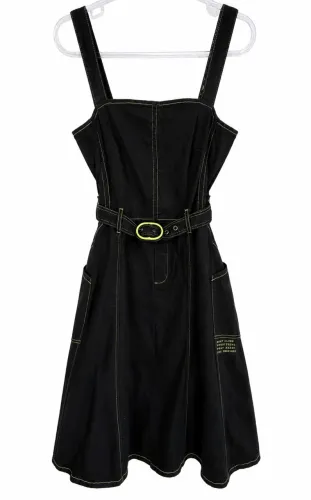 Vestido jeans com bolsos laterais e cinto faixa