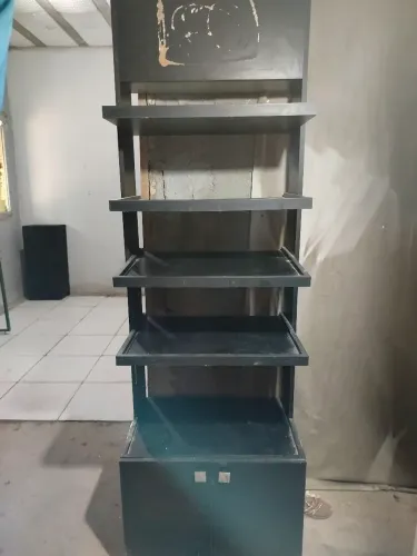 Estante de madeira para loja