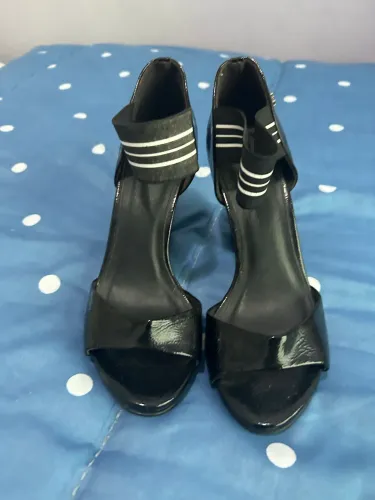 Salto alto WJ preto e branco