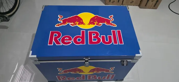 Cooler 70 litros Re d Bull