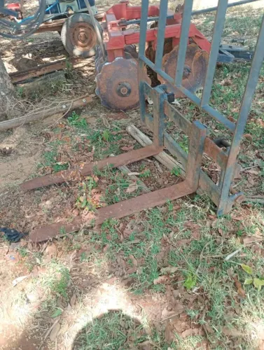 Vende-se trator Valmet com lâmina