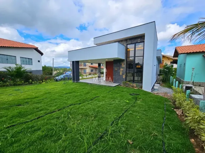 Casa de condomínio com ampla área verde e 04 quartos à venda em Chã Grande/PE!