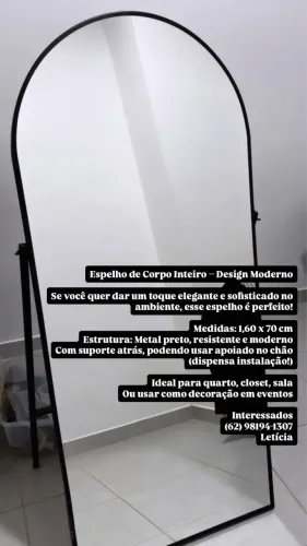 Espelho de corpo inteiro com suporte atrás