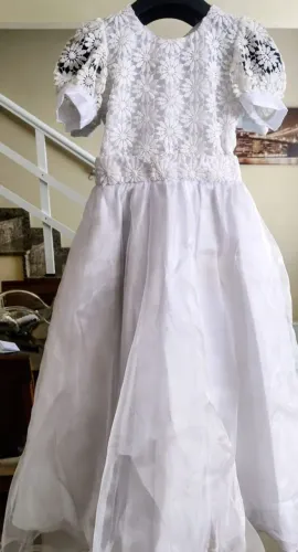 Vestido Daminha feminino R$ 100,00
