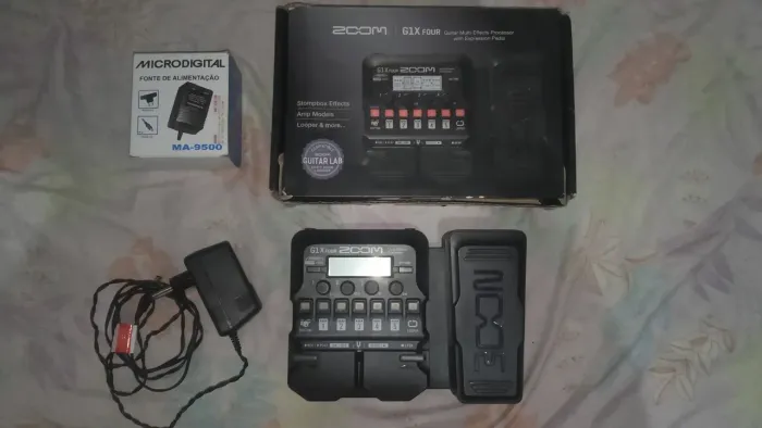 Pedaleira Zoom G1x Four + fonte 120/220v 