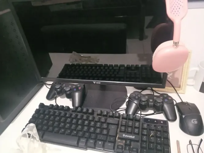 Monitor e teclado gamer
