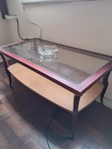 Mesa de centro em madeira e vidro
