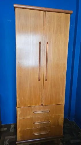 Armário Guarda-roupa de Madeira