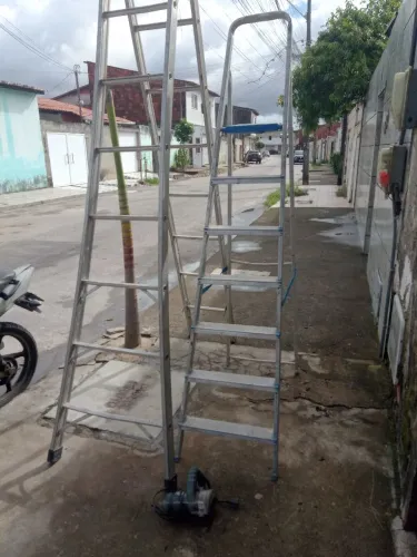 Vendo uma escada de alumínio escada e cavalete 9 degraus.