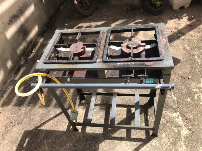 Fogão Industrial Tron 02 bocas, funcionando super bem. Preço direto com o dono
