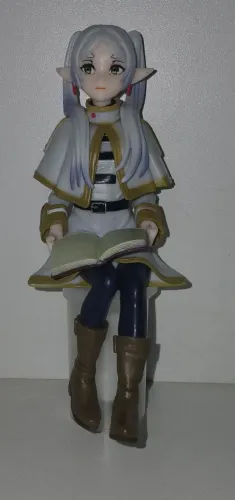 BONECA FRIEREN SENTADA COM LIVRO