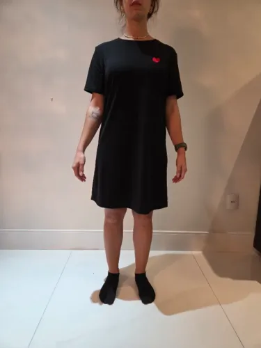 Vestido Camiseta Preto com Detalhe de Coração Bordado