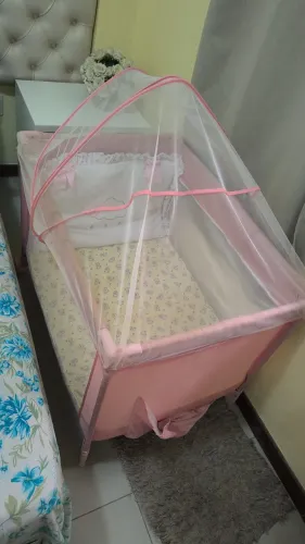 Vendo Berço portátil com base acolchoada ajustada