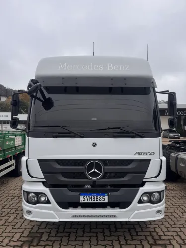 Atego 3033 ano 2023