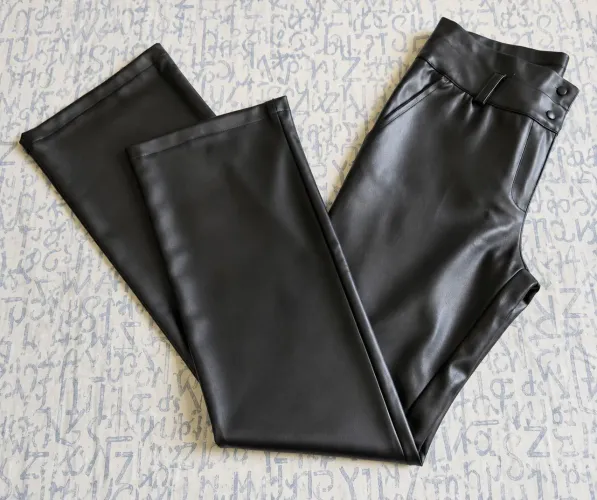 Calça Feminina de Couro - Modelagem Reta - Tam. 40