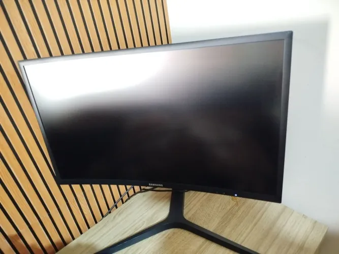 Monitor Gamer Samsung Odyssey G7 Curvo 24" QLED - 240 Hz | 1 ms | Full HD