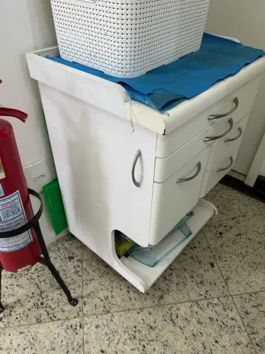 Armário gaveteiro com rodinhas 