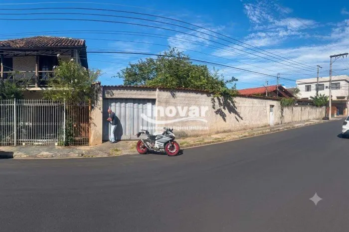 Casa com 2 quartos com 1 suíte e 3 vagas de garagem no bairro Ermelinda