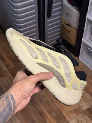 Yeezy 700 azael