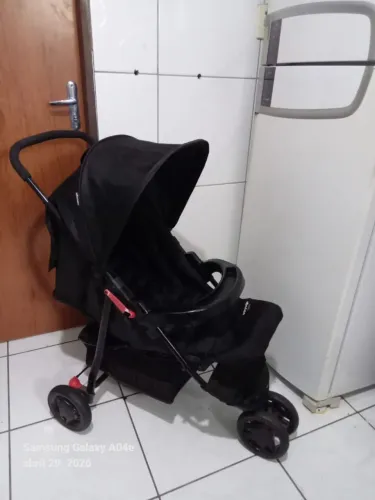 Carrinho de bebê unissex semi novo 