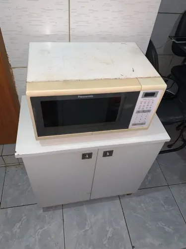Microondas mais armário de pé em ótimo estado