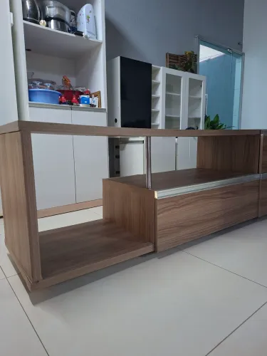 Rack de MDF amadeirado claro para sala de estar