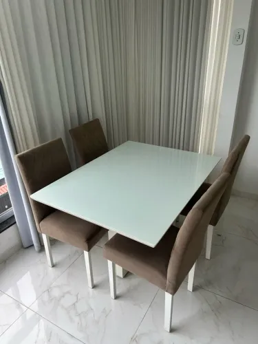 Jogo de mesa com cadeiras