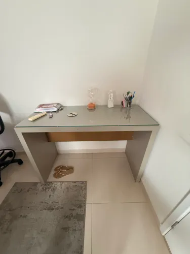 Mesa em mdf com tampo de vidro