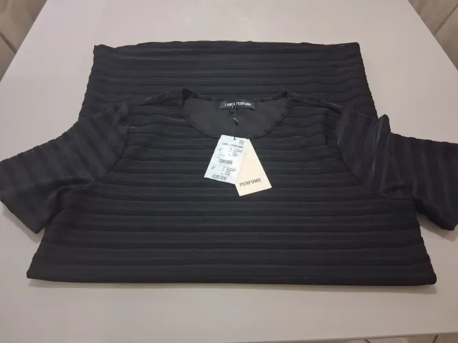 VESTIDO LANÇA PERFUME E CAMISA POLO LACOSTE