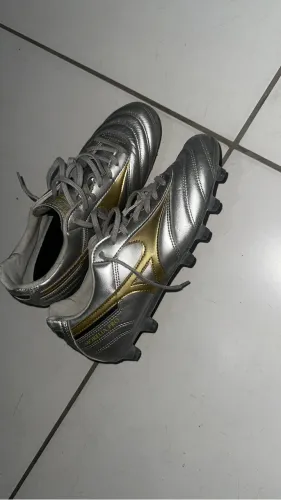 Chuteira Mizuno Morelia De Couro Prata/Dourado TAM:38\CAMPO