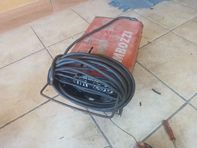 Maquina de solda BAMBOZZI, NM250 Turbo. 110/220 volt. Perfeito estado funcionamento.250$ .