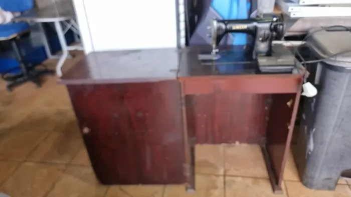 Maquina de costura Singer com motor e gabinete bem conservada funcionando 100%